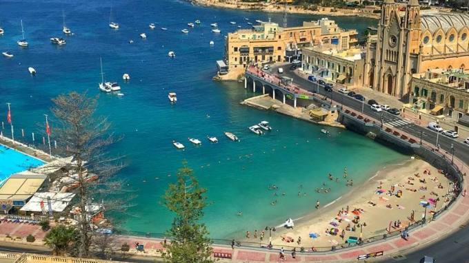 Praias em St Julians, Malta – agitação e badalação